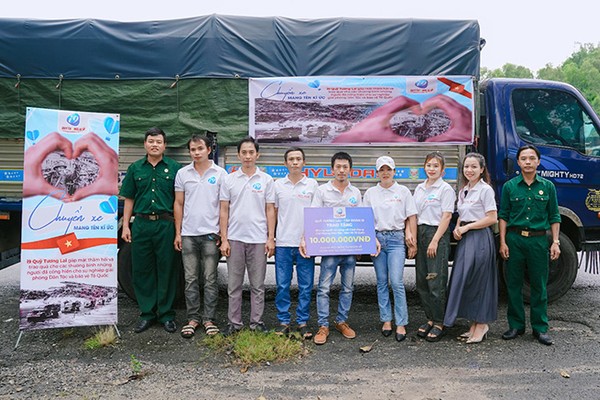 Biểu tượng phong bì email với logo luck8