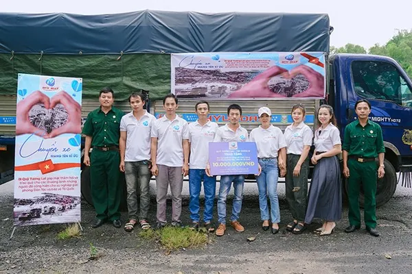 Biểu tượng phong bì email với logo luck8